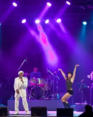 Live concert by R&Bae Wednesdays